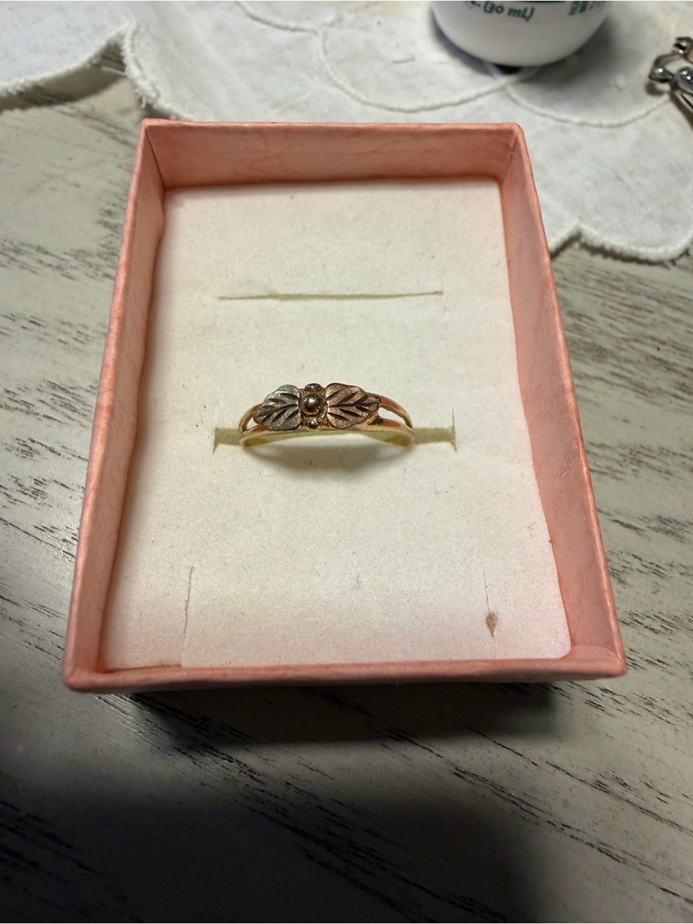 Delicate Leaf Motif Gold Ring - Pink and Gold